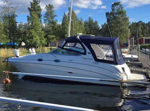 Vit Sea Ray 280 Sundancer stulen vid Svinninge marina mellan Åkersberga och Vaxholm